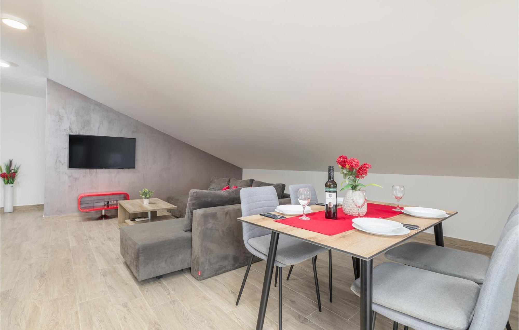 Stunning Apartment In Pjescana Uvala With Wifi Exterior photo